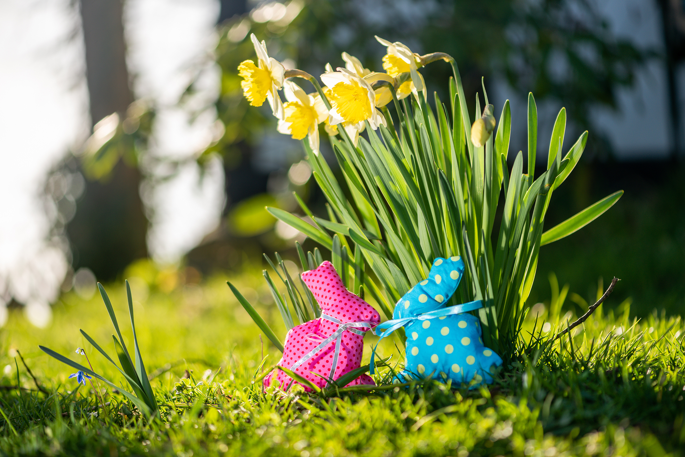 Kleine Hasenfiguren - entweder gekauft oder vielleicht sogar aus Stoff und selbstgenäht: Einfach im Garten verteilen und an der süßen Erscheinung erfreuen!