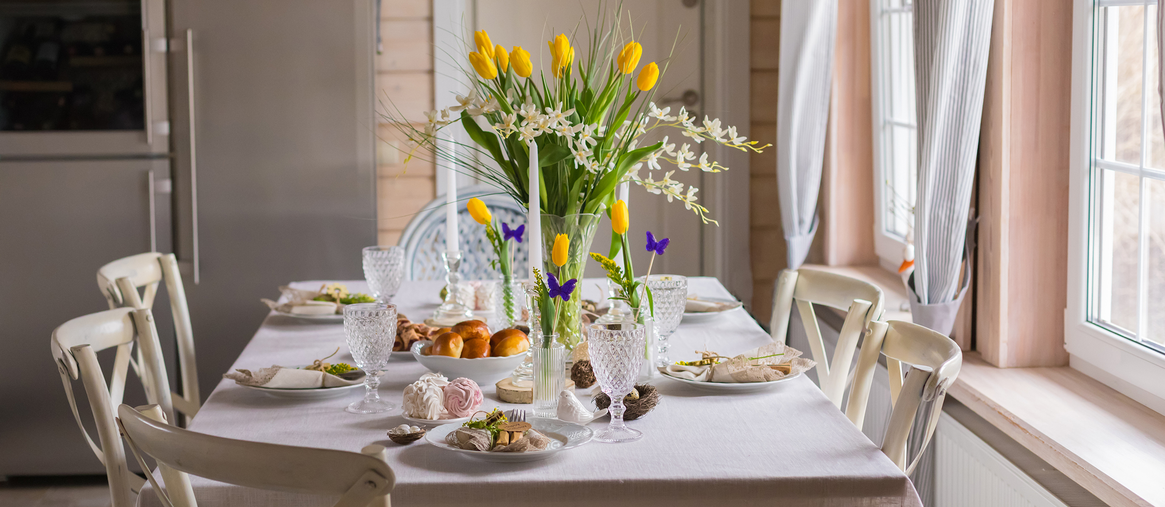 Ein schöner Strauß Tulpen auf dem Tisch erfüllt jede Mahlzeit mit frühlingshafter Osterstimmung.