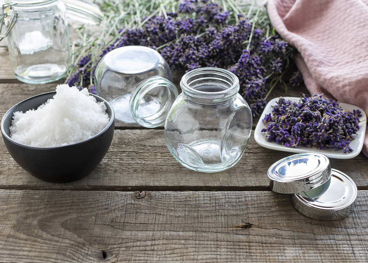 Ein Glas selbstgemachtes Lavendel-Badesalz mit einem handgeschriebenen Gutschein für ein (vielleicht gemeinsames) Wellness-Bad. Vermengen Sie für den Badezusatz bloß etwas grobes Meersalz mit frischen oder getrockneten Lavendelblüten oder Lavendelöl.