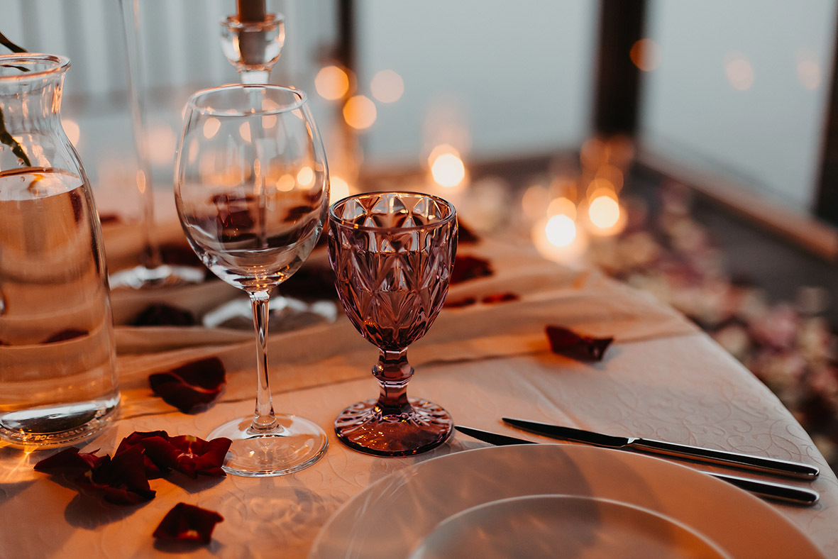 Liebe geht durch den Magen - bereiten Sie einen schönen Tag/Abend für Ihren Liebsten vor, zum Beispiel ein romantisches Candlelight-Dinner, bei dem Sie sein Lieblingsgericht für Ihn zubereiten ...Und vielleicht mögen Sie dem Nachtisch noch einen selbstgeschriebenen Liebesbrief beilegen.