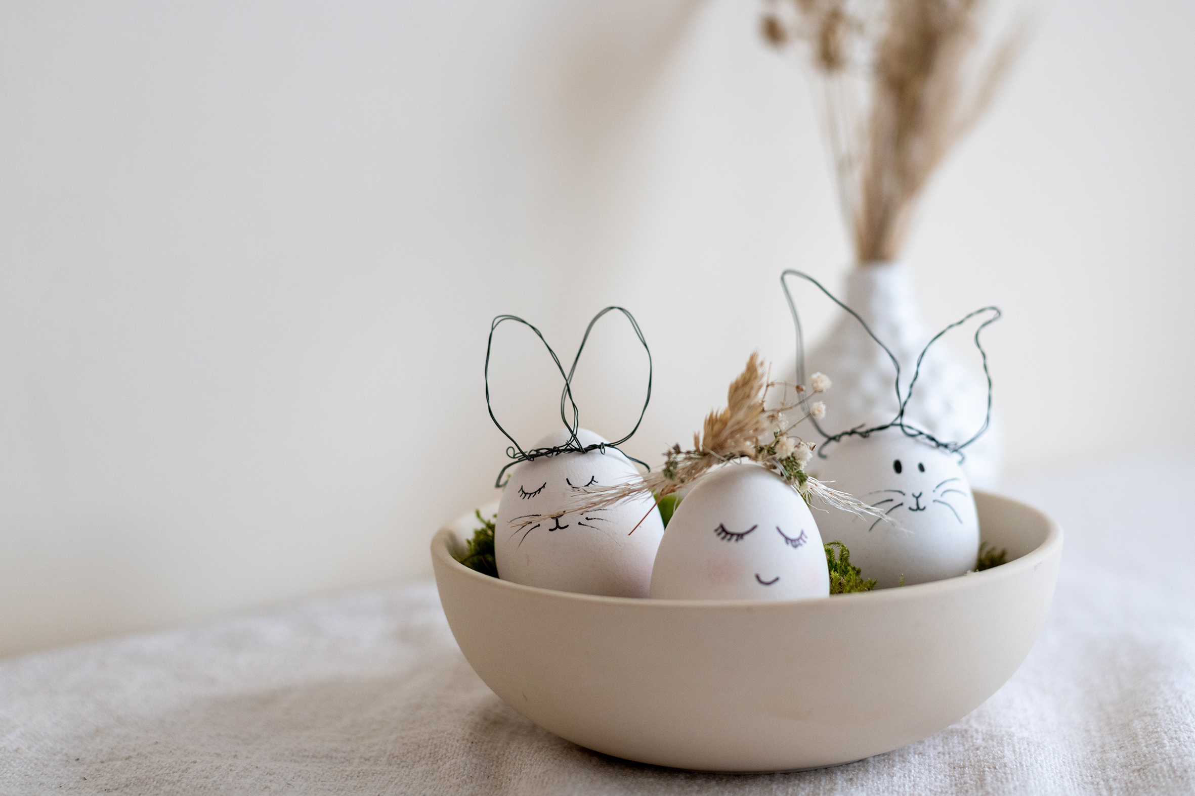 Mit kleinen Kronen aus (Trocken-)Blumen oder süßen Ohren aus Draht... dazu noch ein kleines Gesicht und Eier in einer Schale mit etwas Moos werden schnell und einfach zu einer süßen Osterdeko.