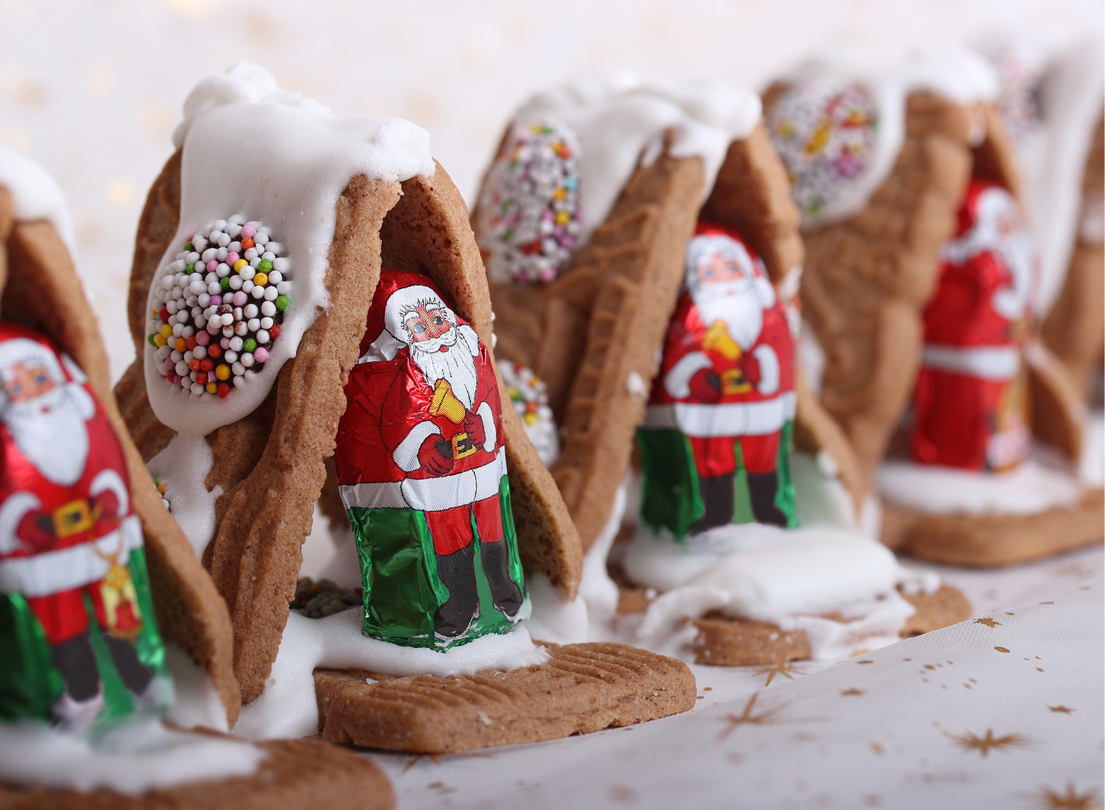 Das Haus vom Nikolaus aus Spekulatius, Zuckerguss und einem kleinen Schokoladennikolaus.