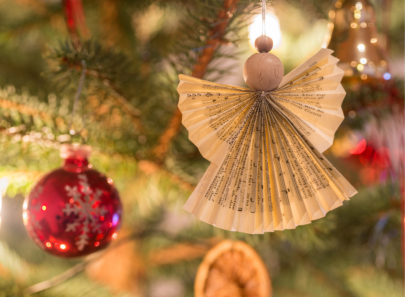 Weihnachtsengel aus Buchseite.