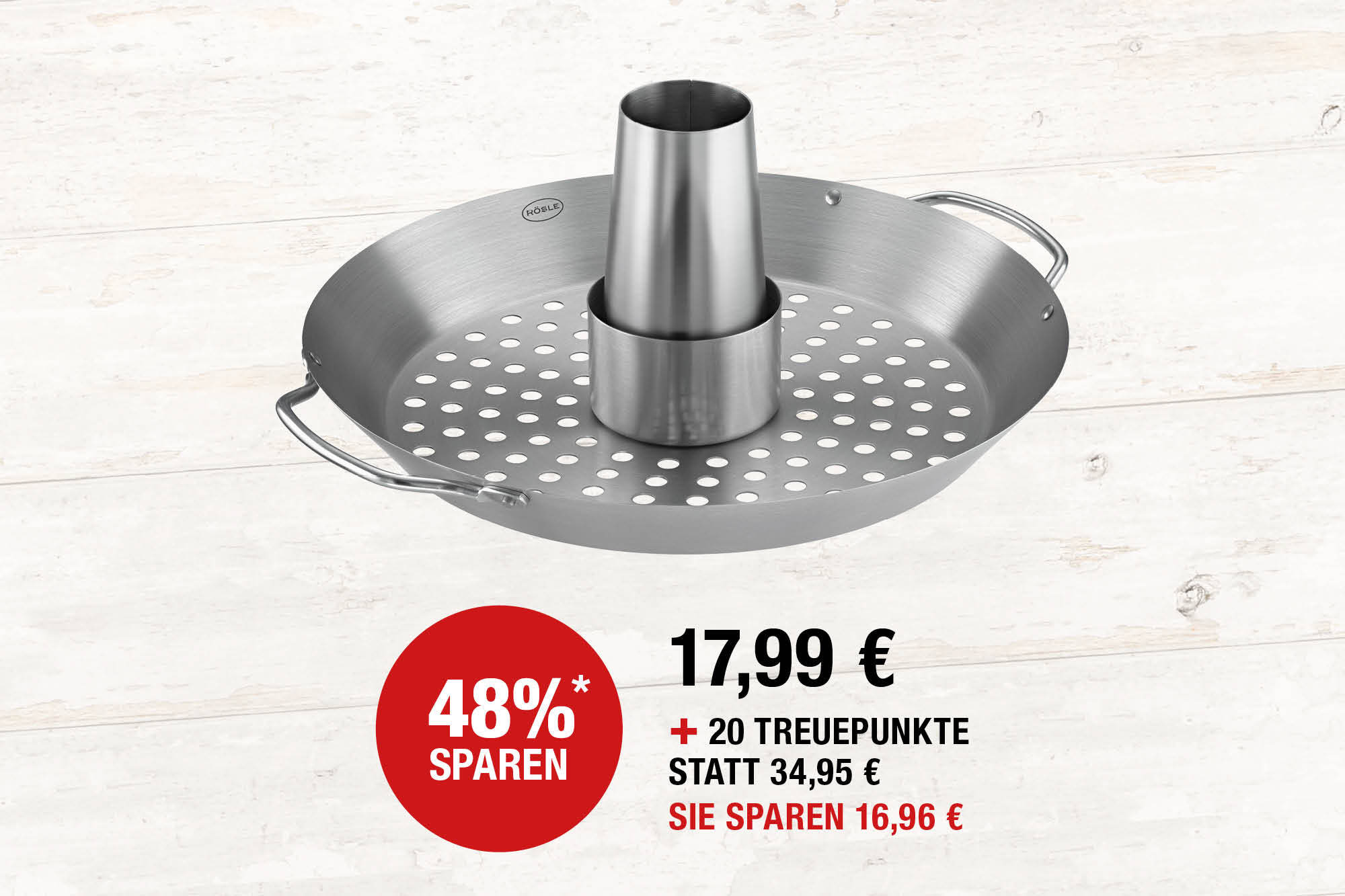 Hähnchenbräter mit Gemüseschale. Edelstahl, Ø 31 x H 10 cm. Befüllbarer Einsatz für Flüssigkeiten zur Zubereitung von extra saftigem Geflügel. Integrierte Gemüseschale zur Zubereitung von knackigem Gemüse. Seitliche Griffe zum sicheren Handling mit Grillhandschuhen.