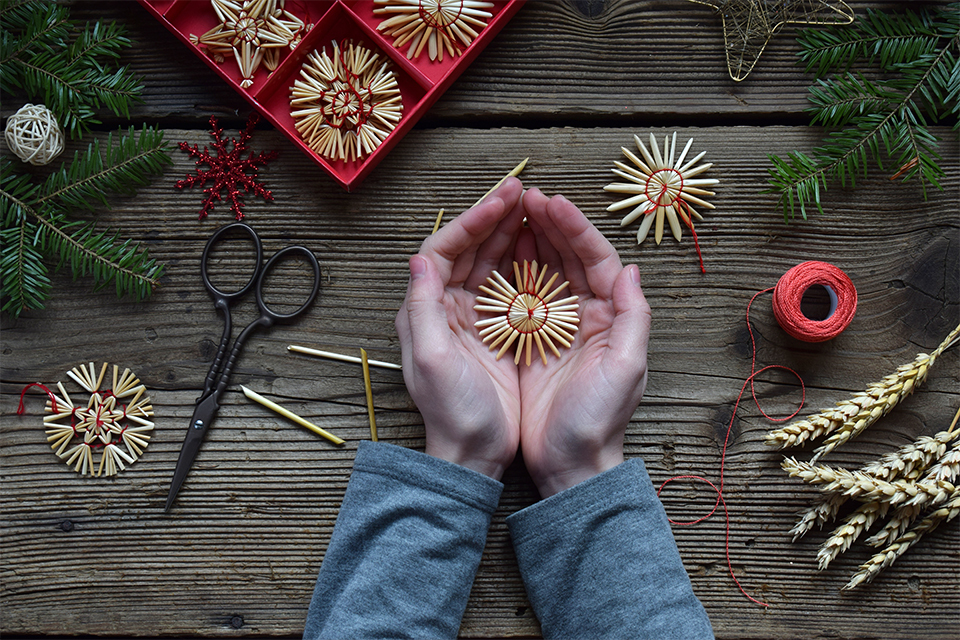 Klassische Weihnachtsanhänger aus Stroh selbst gemacht.