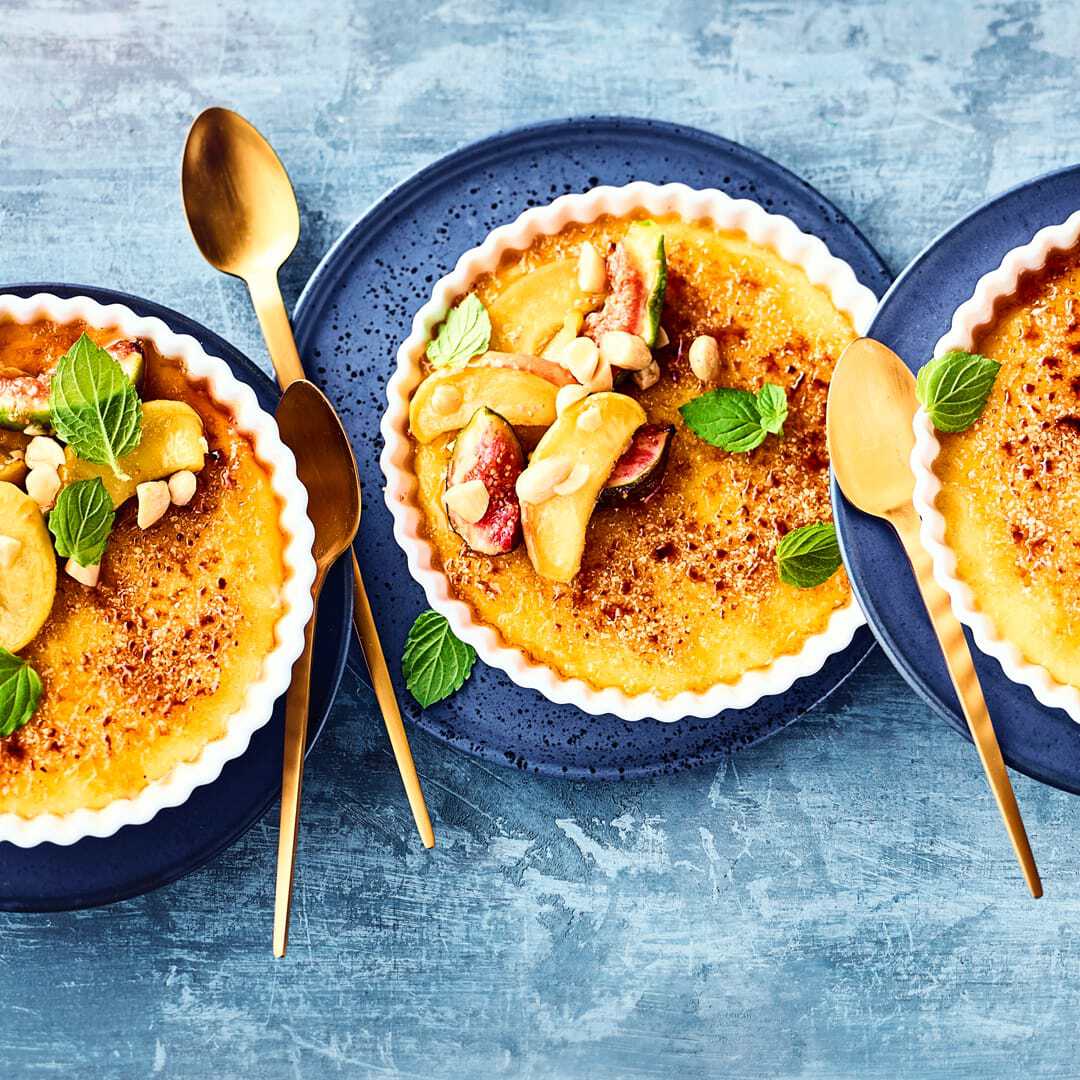 Crème brûlée mit Salzkaramell-Früchten