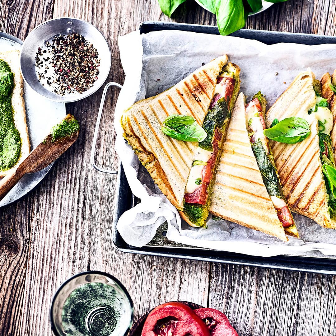 Gegrilltes Tomate-Mozzarella-Toast mit grünem Pesto