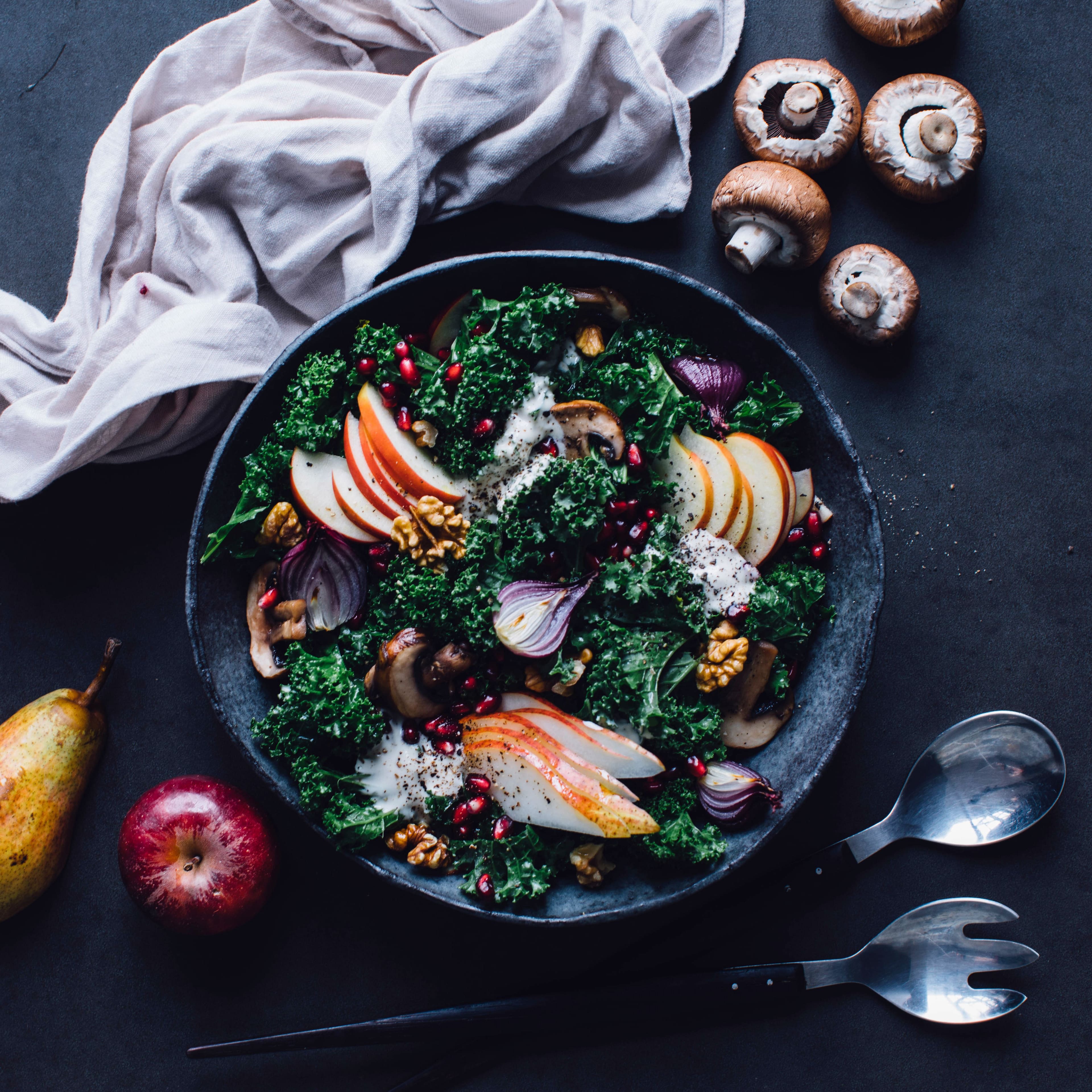 Grünkohlsalat mit Apfel und Nüssen
