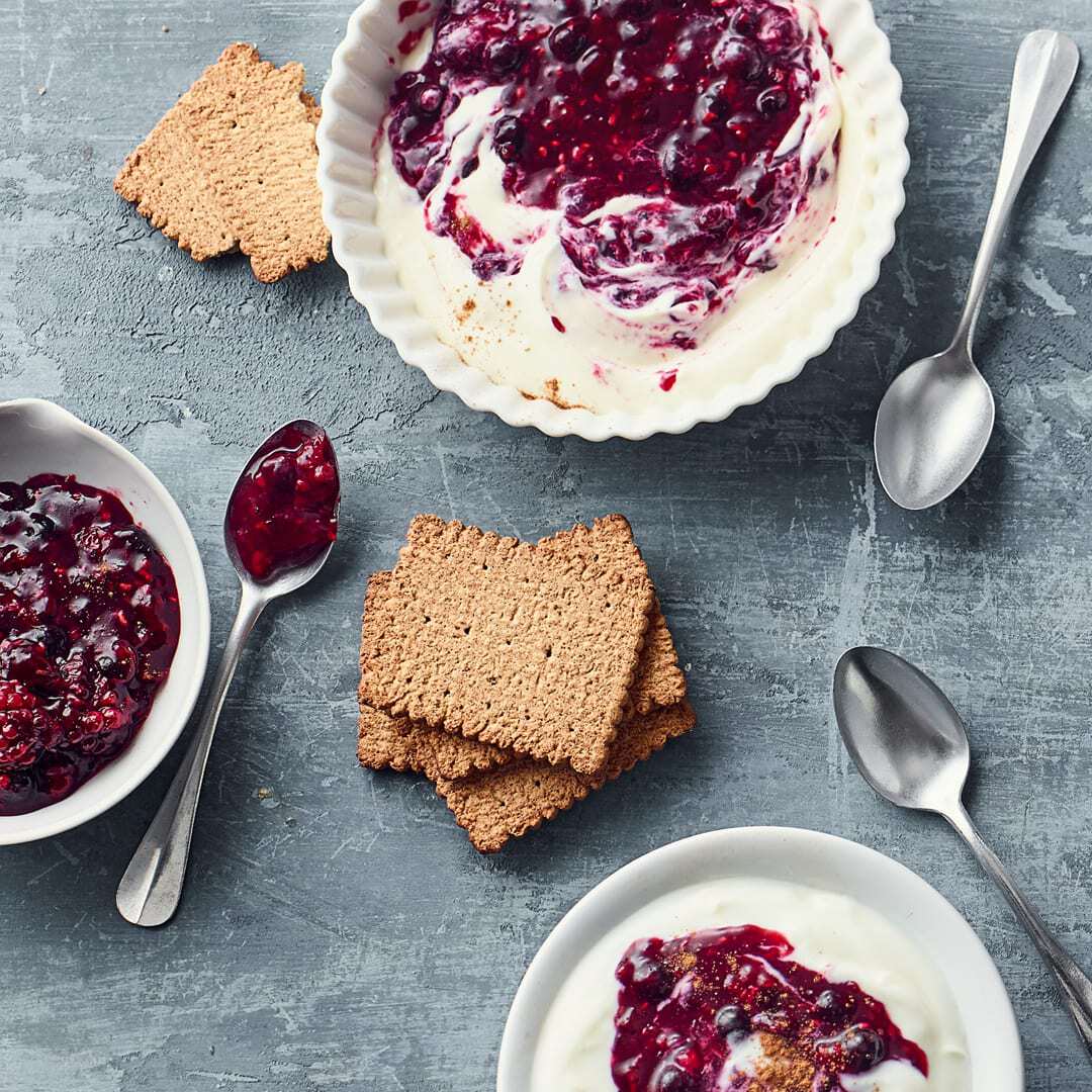 Joghurtdessert mit Früchten