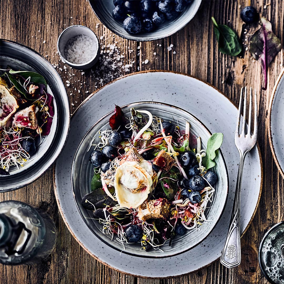 Junger Salat mit Sprossen
