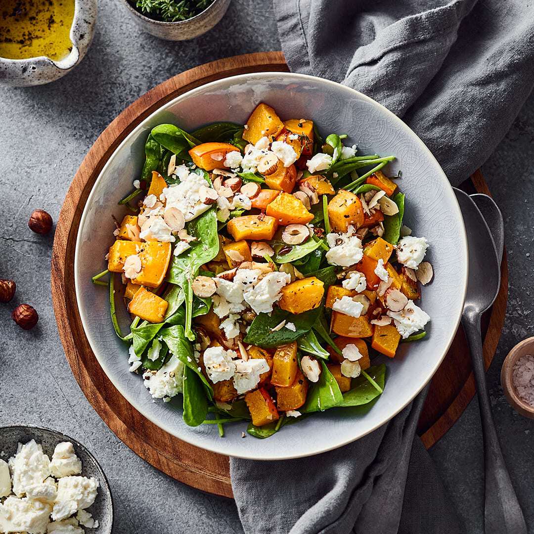 Lauwarmer Kürbis-Spinat-Salat mit Haselnüssen