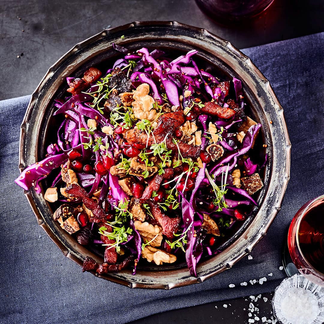 Rotkohlsalat mit Granatapfelkernen und Walnüssen