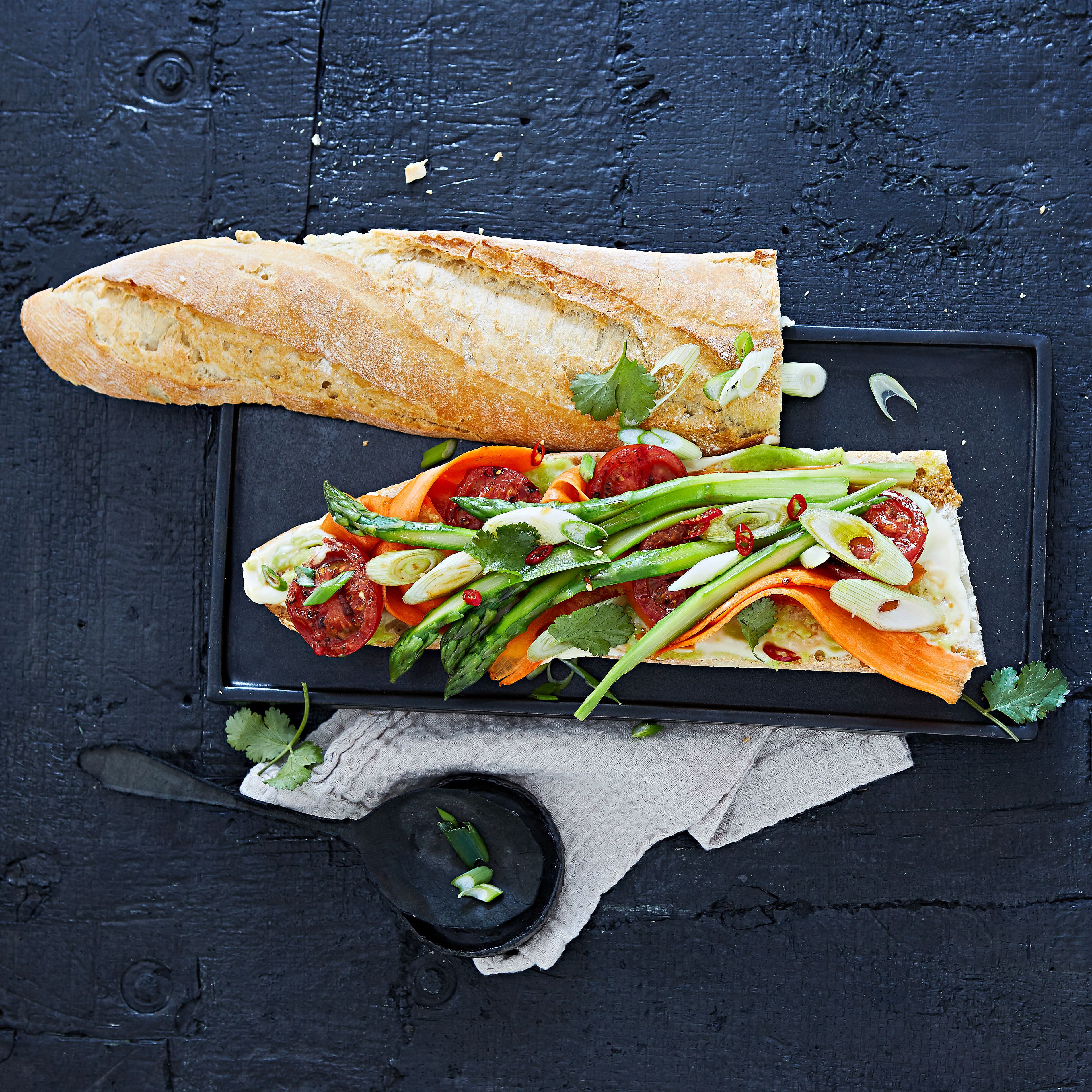 Spargel-Bánh-Mì mit Wasabi-Mayo
