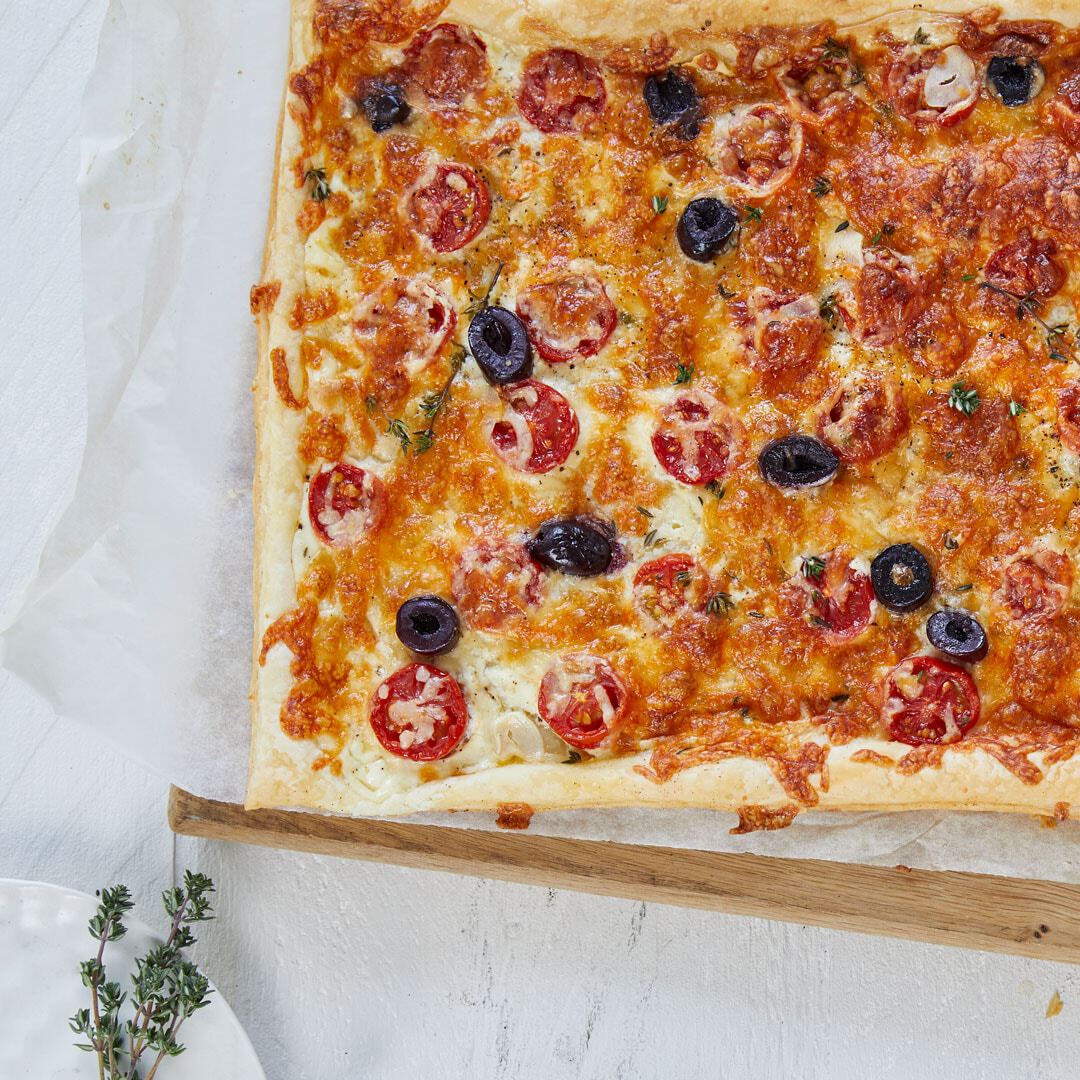 Blätterteigpizza mit Tomate, Crème fraîche und Thymian