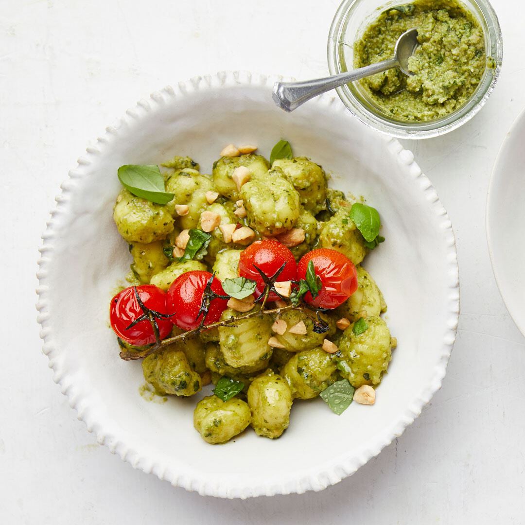 Gnocchi mit Erdnuss-Pesto und geschmolzenen Tomaten