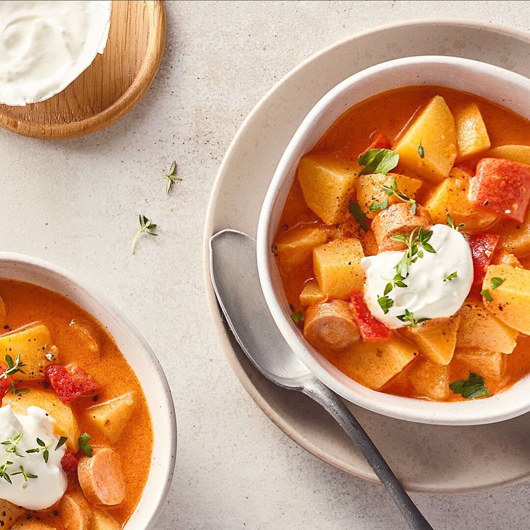 Kartoffelgulasch mit Würstchen