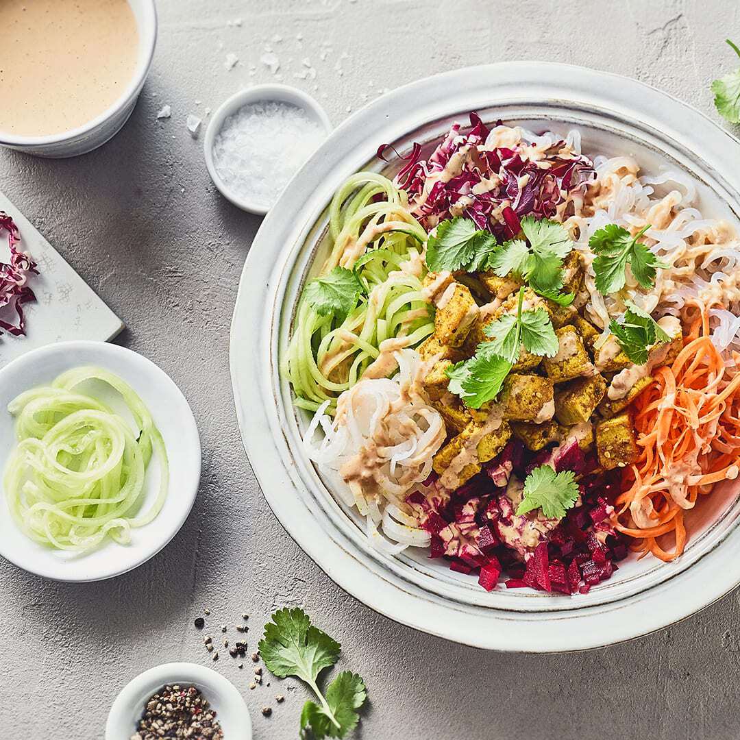 Keto-Bowl mit Erdnusssauce