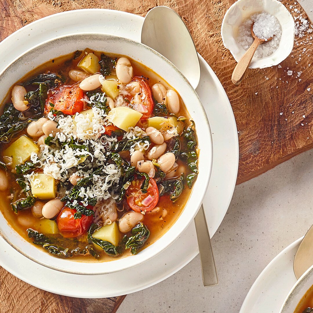 Mediterrane Schwarzkohl-Suppe mit weißen Bohnen