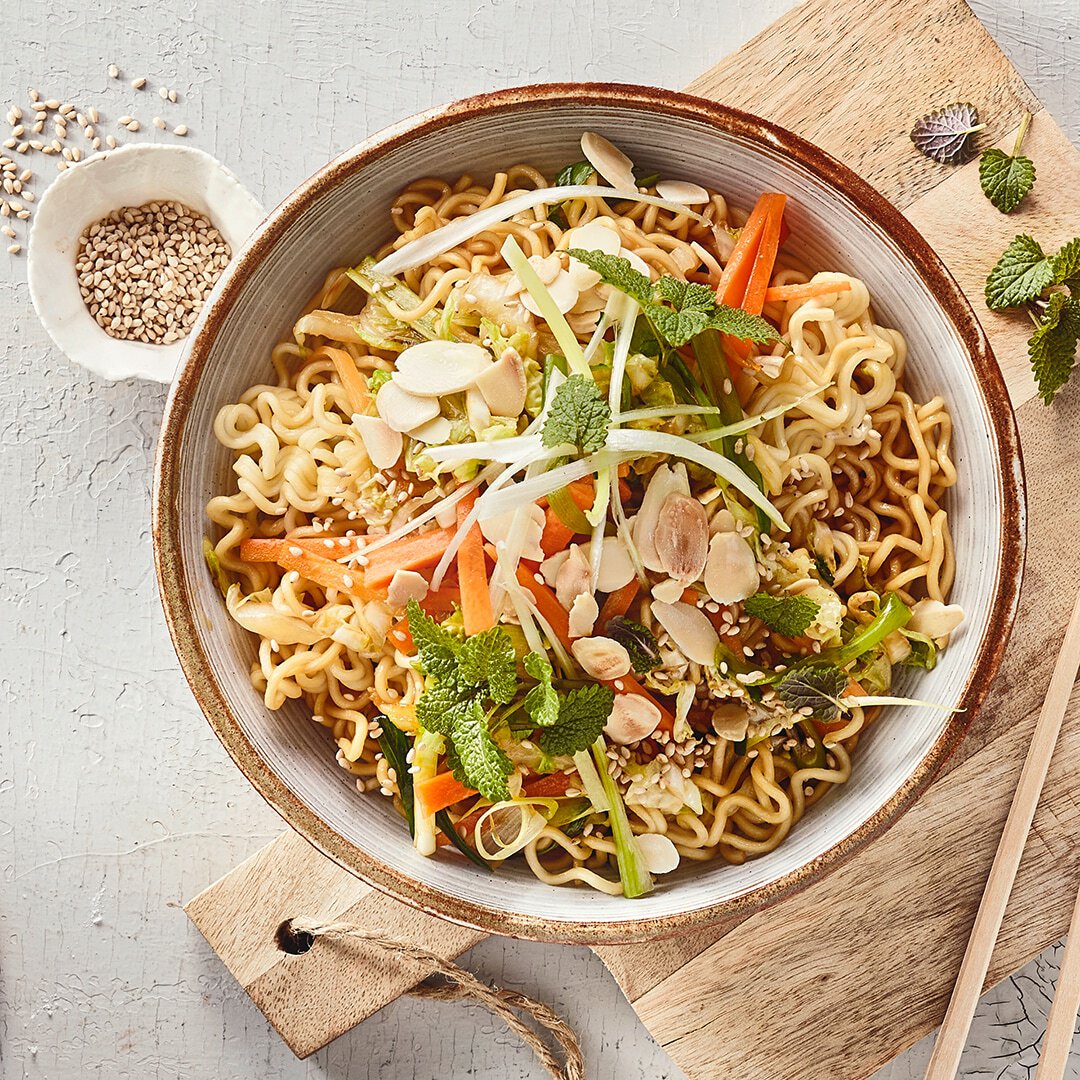 Mie-Nudel Salat mit Chinakohl und Karotten