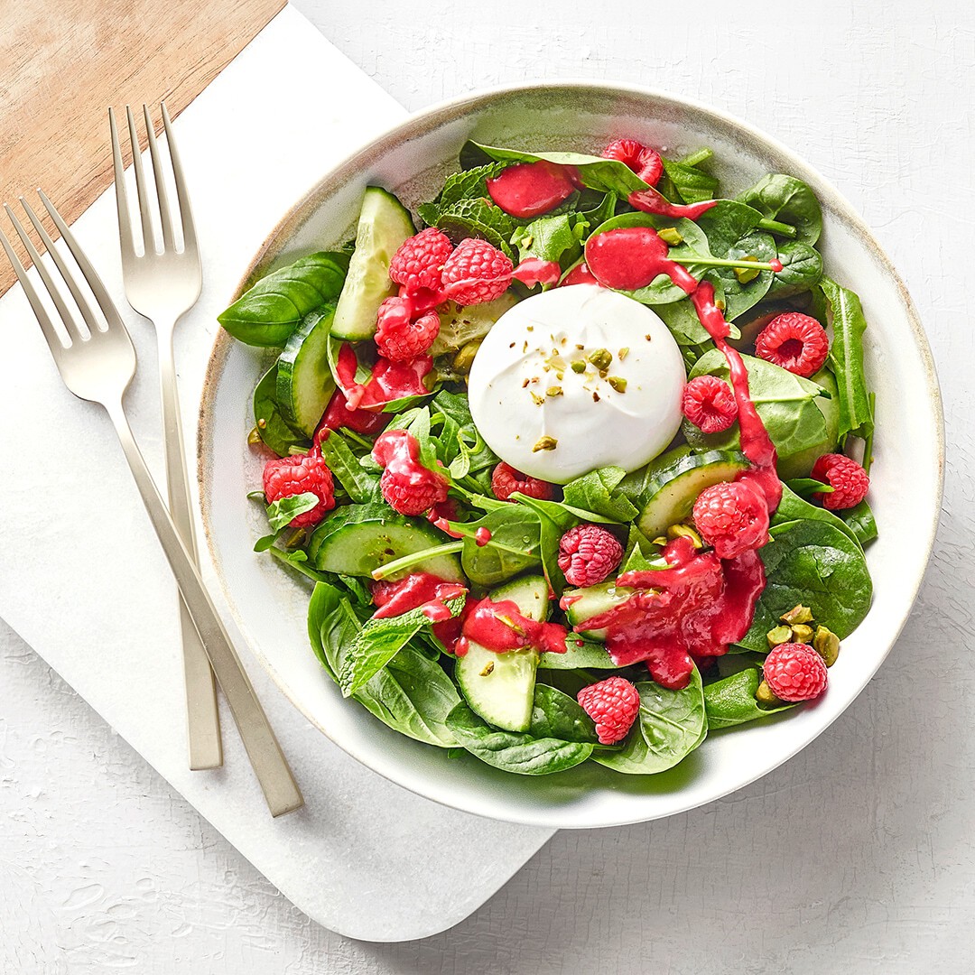 Sommerlicher Salat mit Burrata und Himbeeren